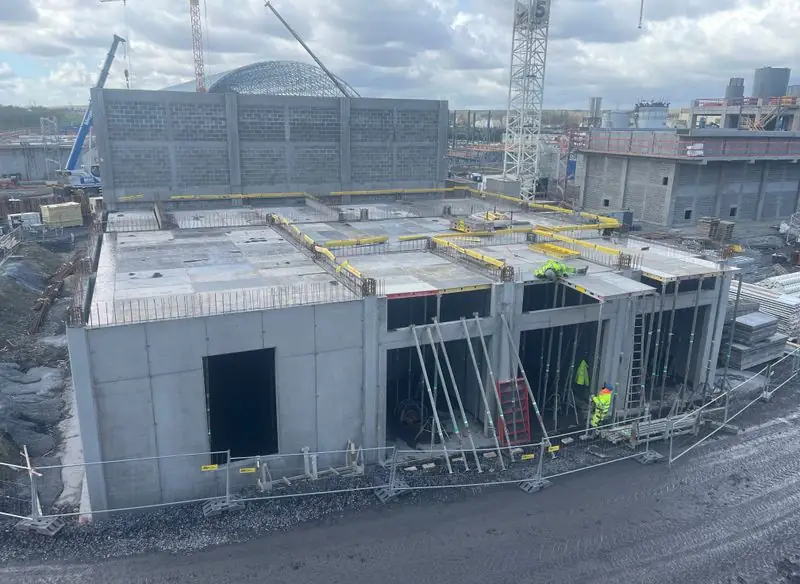 Edificação técnica — paredes e cobertura — fotografia 12 de 15